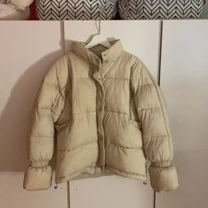 En beige jacka från NAKD.  - Användes förra vintern men inget iår. Väldigt fin men har inte användning för den för att köpte en ny jacka. Skriv privat om ni vill köpa den 💕💕köpte den från Plick för 450kr. 💖frakt ingår 💖