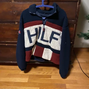 Tommy Hilfiger tröja storlek M - Tommy Hilfiger tröja köpt från Junkyard, aldrig använd. Normal i passform
