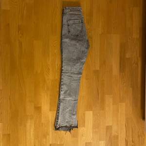 Helt oanvända jeans från zara med slits köpta i somras men aldrig kommit till användning dm:a för fler bilder