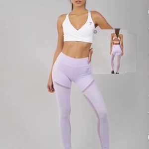 GYMSHARK Simply Mesh - Lilac - Säljer mina extremt fina Simply Mesh leggings från GYMSHARK, som tyvärr är för långa för mig. De är köpta för ungefär 800kr, och har en liten foundation fläck på sig i högra låret (ska prova tvätta bort det idag!) Därav priset!