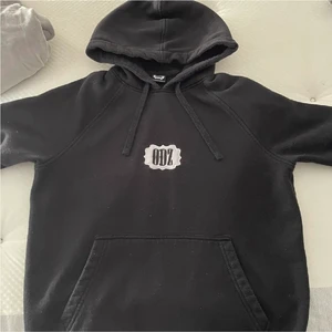 Äkta ODZ merch  - Svart Hoodie från ODZs merch, limited edition, finns ej längre att köpa. Används ej därmed säljs den. Fint skick. Gått ner i pris från 1050kr till 800kr. 