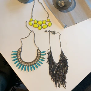 Halsband (priser i beskrivning) - Neongult halsband: 20 kr | Turkost halsband: 50 kr | Mörktsilvrigt halsband: 30 kr. Alla med justerbar längd.