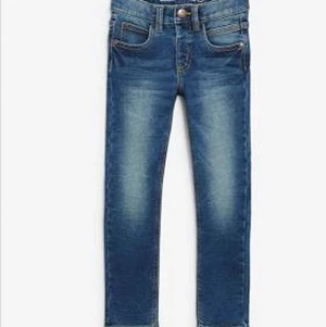 Lab industries blåa jeans  - Blåa ”skinnet” jeans från Kappahl som är ganska långa och de är lågmidjade 