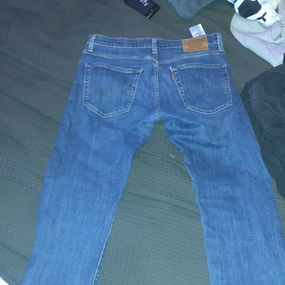 Säljer då mina gamla Levis 502 jeans passar perfekt och är väldigt sköna inga skador nästan nytt skick.. Jeans & Byxor.