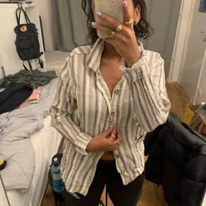 Zara Skjorta - Jätte fin Zara skjorta som inte kommit till användning då jag har en liknande. Storleken är S men sitter ganska löst så passar nog både M också! Köpt för 200 men säljer för 100💕