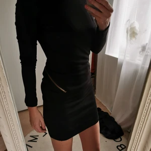 Klänning med öppen rygg  - Klänning med öppen rygg från Nelly, Rebecca Stella. Storlek XS. Något nopprig i tyget, se bild 3. Köparen står för eventuell frakt, skickar med billigaste alternativet eller annat enligt önskemål ☺️