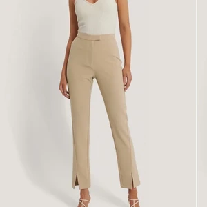 Byxor, kostymbyxor  - Säljer dessa riktigt fina kostym byxor, som är helt nya och aldrig använda. De är tyvär för stora för mig 