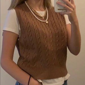 Väst - En snygg, stickad, brun väst! En utmärkt väst inför hösten med den perfekta höstfärgen🤎🍁🍂🍄