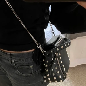 Zara nitväska - Kollar intresset på min super fina trendiga nitväska som är helt slutsåld på Zaras hemsida❤️❤️bud ❌500❌  