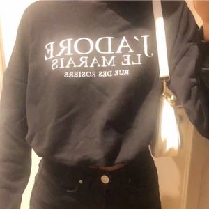 Gina hoodie💞 - Kommer inte till användning längre. Finns band som man kan dra åt i midjan så man kan välja hur högt upp den ska sitta. Betalning via Swish. Skriv gärna privat om du har funderingar!