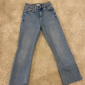 Supersnygga jeans från Gina tricot! Använda men absolut inte slitna💗. Säljer därför att de blivit för korta för mig. (Frakt ingår)