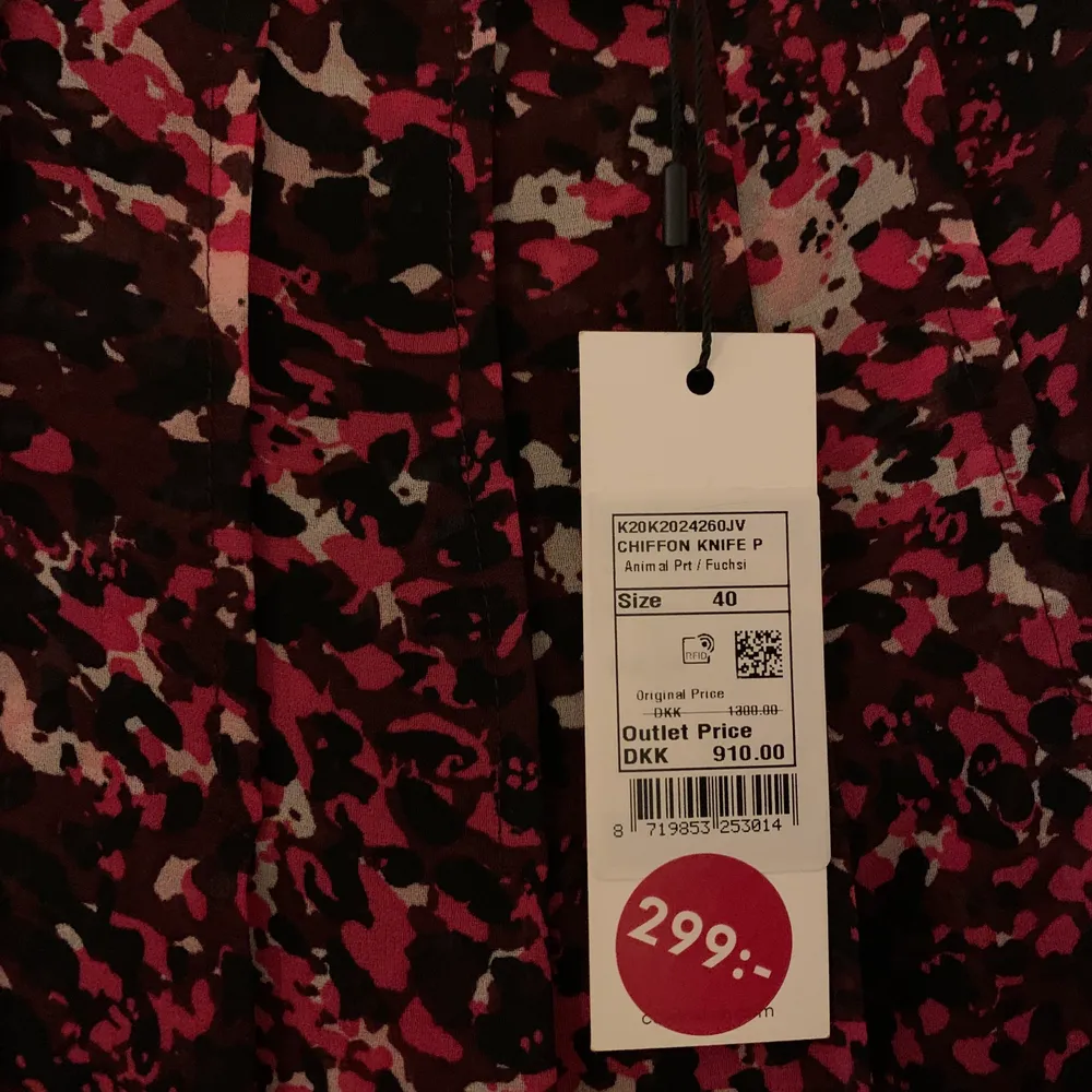 Calvin Klein kjol i storlek 40. Inköpt på Hede Outlet och säljs då den är lite liten för mig. Frakt tillkommer och kostar 49kr✨. Kjolar.