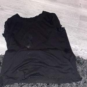 En svart t shirt