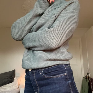 Stickad tröja strl S - så mysig stickad tröja från bikbok i strl s. på bilderna ser den mer grå ut på bilderna men är mer av en grön/blå färg som jag försökte visa på sista bilden. varm och perfekt nu för kallare tider🙌🏼😌 kan mötas i centrala Gbg eller frakta