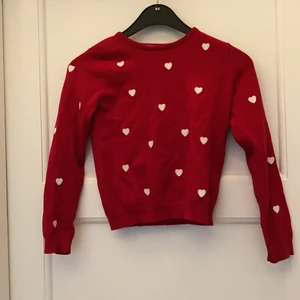 Jultröja - Jag säljer en jättegullig jultröja som jag endast använt på en jul när jag var liten. Den har vita hjärtan och är i ett mjukt, stickat material. Jag kan mötas upp i Täby/Danderyd annars tillkommer frakt.