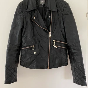 Fodrad skinnjacka - Fodrad skinnjacka som passar till kallare väder. Använd enstaka gånger. I väldigt fint skick. Storlek 38. Nypris 499k