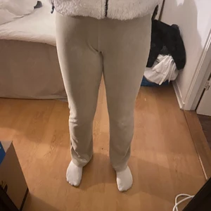 Ginatricot mjukisar st xs - Bra skick använd 2-3 ggr snörena och en silver knapp är borta