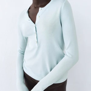 Tröja från zara💖 - En ljusblå tröja ifrån zara. Endast använd någon gång. Tröjan är en S men är liten i storleken✨ 1a bilden är från zaras hemsida💖