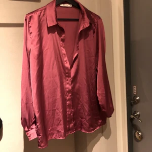 Satinskjorta - Fin satinskjorta som är perfekt till fest! Sparsamt använd. Köpt från na-kd. 