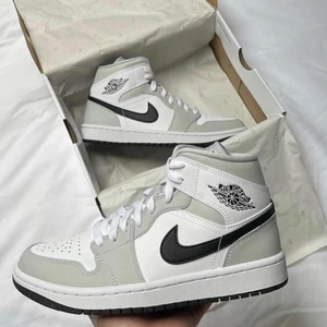 Jordan 1 Mid Light grey 👟 - Jordan 1 Mid Light grey 👟  Tillgängliga storlekar⬇️  EU36,5 EU37,5 EU38  EU39 EU40 EU42 EU43  • Pris: 2299kr Fri Frakt   • Skriv till oss i dm om din storlek saknas   • Vi nås genom dm för eventuella frågor eller funderingar!  #erisneakers 