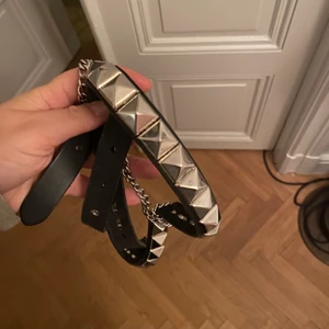 Nitskärp - Ett skärp med nitar och kjedja! Asballt att ha till kjol och klänning eller bara ett par lågmidjade jeans!!! 💥 