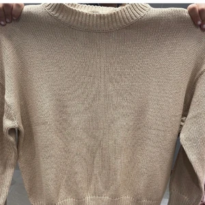 Stickad tröja  - Jätte skön stickad begie tröja. Super bra skick💕