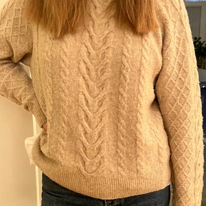 Stickad tröja H&M - Beige (färgen ger sig mer rättvisa på tredje bilden) stickad från H&M. Storlek XS men passar även S