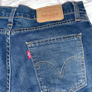 Levi’s Jeans storlek 29x32 - Otroligt snygga lågmidjade jeans från Levis. I storlek 29x32. De är inte använda så mycket (är i mycket fint skick). Byxorna är uppsydda 2 cm men går otroligt enkelt att spretta upp (kan skicka bild vid intresse). 💞