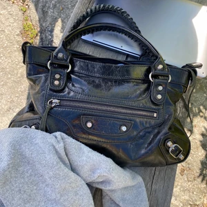 Balenciaga city bag - Säljer min superfina Balenciaga väska som tyvärr inte kom till användning❤️. Helt slutsåld. Har inte bandet eller dustbag därför har jag valt att hålla priset lägre❤️ skriv privat för fler bilder!!