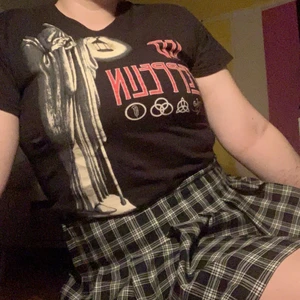 Led Zeppelin T-shirt  - Snygg tröja med led Zeppelin tryck! Köpt från shock för 220kr och använd kanske en gång. Säljes då jag inte lyssnar på dem längre:) fler bilder kan skickas. Frakt ingår i priset