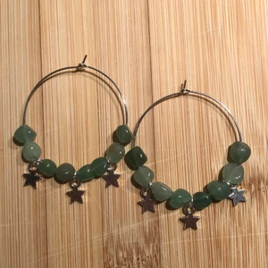 Hoops med aventurin  - Handgjorda hoops med äkta grön aventurin och stjärnberlocker 💚 betalning via swish