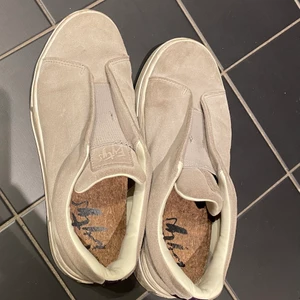 Etays skor  - Fina grå etays skor, storlek 39.                            Nypris 1800 kr 