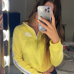Croppad Nike tröja - Snygg och cool Nike tröja i en kortare modell. Toppen skick och använd fåtal gånger. Verkligen jättesnygg men inte riktigt min stil längre.. 