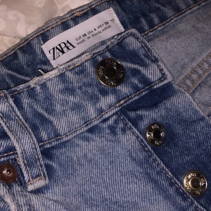 Zara jeans  - Säljer nu mina fina jeans från zara eftersom att dom va blivit för stora för mig. Använd ett få tal gånger och är i gott skick. Dom är lågmidjade och går ända ner till marken på mig, jag är då 1,68. Dom har även jätte snygga slitningar nere vid fötterna. Väldigt bekväma och bra kvalitet. Strl 36, köpta för 600kr så säljer för 400kr plus frakt❤️❤️
