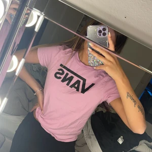 Vans T-shirt  - Fin lila vans T-shirt, endast använd 3 gånger! 