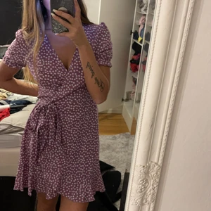 Shein klänning  - Shein klänning omlott, väldigt fin och bekväm. Bra längd och inte för kort! Använd en gång! 