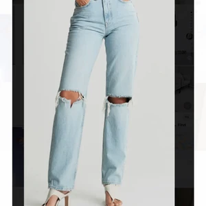 Ginatricot jeans - Säljer nu mina 90s high Waist jeans från Gina. Använt ett fåtalgånger då de är för små för mej, så därför i nyskick! Storlek 36 men skulle även säga att de passar 34. Nypris är 500, mitt pris är 200. Priset kan även diskuteras.💘💘💘