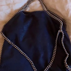 Stella mcartny väska  - Intressekoll på min fina väska i bra skick💞 original pris 11000kr💞 storlek mellan💓