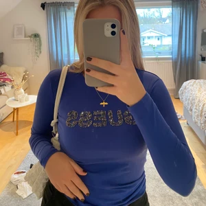 Guess Tröja  - Hej! Säljer min blåa långsammare guess tröja!  Använd fåtal gånger och kommer ej till användning hos mig!  Passar en XS/S 💙💙