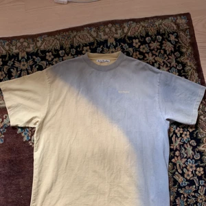Acne Studios t-shirt strl S - T-shirt från Acne Studios i storlek S, modellen är dock väldigt oversize. Tyvärr inte använd så mycket som den förtjänar så därför jag säljer den. Den är i princip som helt ny eftersom jag endast använt den ett par gånger. Kostade 2200 sek i nypris