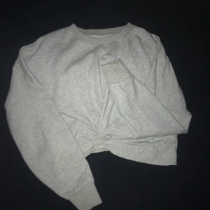 Bikbok tröja - Fin bikboktröja. Väldigt sparsamt använd så nästan i nyskick. Kroppad men väldigt stor i storlek då den passar mig som är M. Har en detalj mitt på som en ”Knut”.