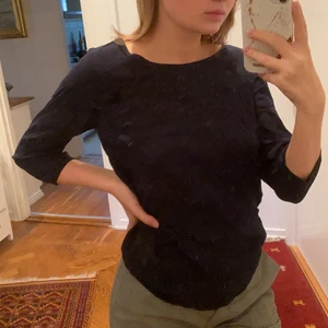 Snygg Basic blus ish tröja - Den här tröjan/blusen kommer från Marc O’Polo och sitter jättefint! Jag har personligen tröttnat på den men den är fortfarande jättegullig, som jag försöker visa på bild 3 så består den av väldigt fint och tunt tyg. Väldigt bekväm och i mycket gott skick! -köparen står för frakt❤️