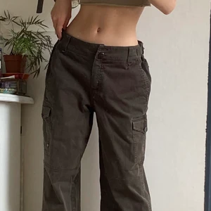 Cargo  - Man kan justera vid midjan vilket innebär att man kan ha highwaist, midwaist och lowwaist. Snälla lägg inte bud om ni kommer att ångra 