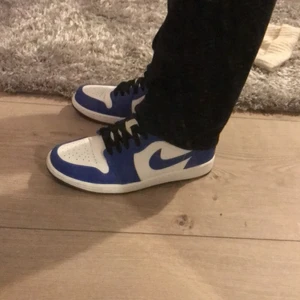 Nike Air Jordan 1 low ’Game Royal’ - Säljer mina jordans pga att dom är för små. Lite creasade men annars är dom i toppskick. Använda 20 gånger ungefär. Storlek 41 
