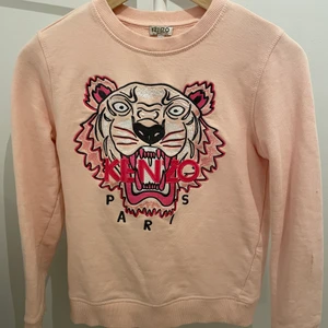 Kenzotröja - Jag säljer mina fina rosa tröja från kenzo i storlek 152 men jag skulle säga att den passar xs. Jag säljer för 500kr, nypris är 1500kr pris kan dock diskuteras