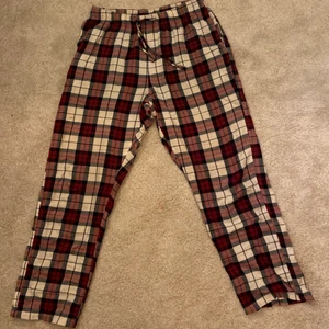 PYJAMASBYXOR H&M - Skitsnygga & populära pyjamasbyxor från H&M HERR i storlek M. Köptes förra året & är i bra skick! Är 173 med långa ben & de är lite för korta🥰 Knyte i midjan så passar i stort sett XS/S också! Buda på💙💙💙 fraktpris går att diskutera !! Köp direkt för 200kr (inkl frakt)