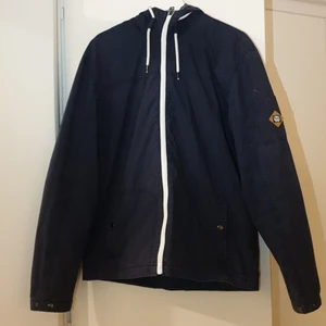 Blå vårjacka - Blå vår jacka med vita detaljer