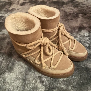 Inukii skor - Säljer mina inukii skor. Använda ett fåtal gånger men i nyskick. SKRIV FÖR FRÅGOR🤍 skulle tro att de passar dig som har 38 i skostorlek för jag har behövt lägga i en tjockare sula då de var lite stora