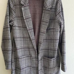 Kavaj/kofta  - En stilig kavaj/kofta i mjukare material! Mönstrad i färgerna svart, vit & röd! I storlek S från H&M. Två större fickor i fram! Kan levereras och mötas upp⭐️