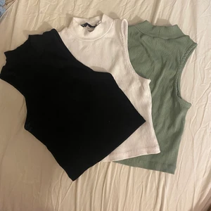 3 toppar - 3 toppar med krage, grön vit och svart, storlek xs/s 🥰 120 kr för alla och frakten ingår ❤️
